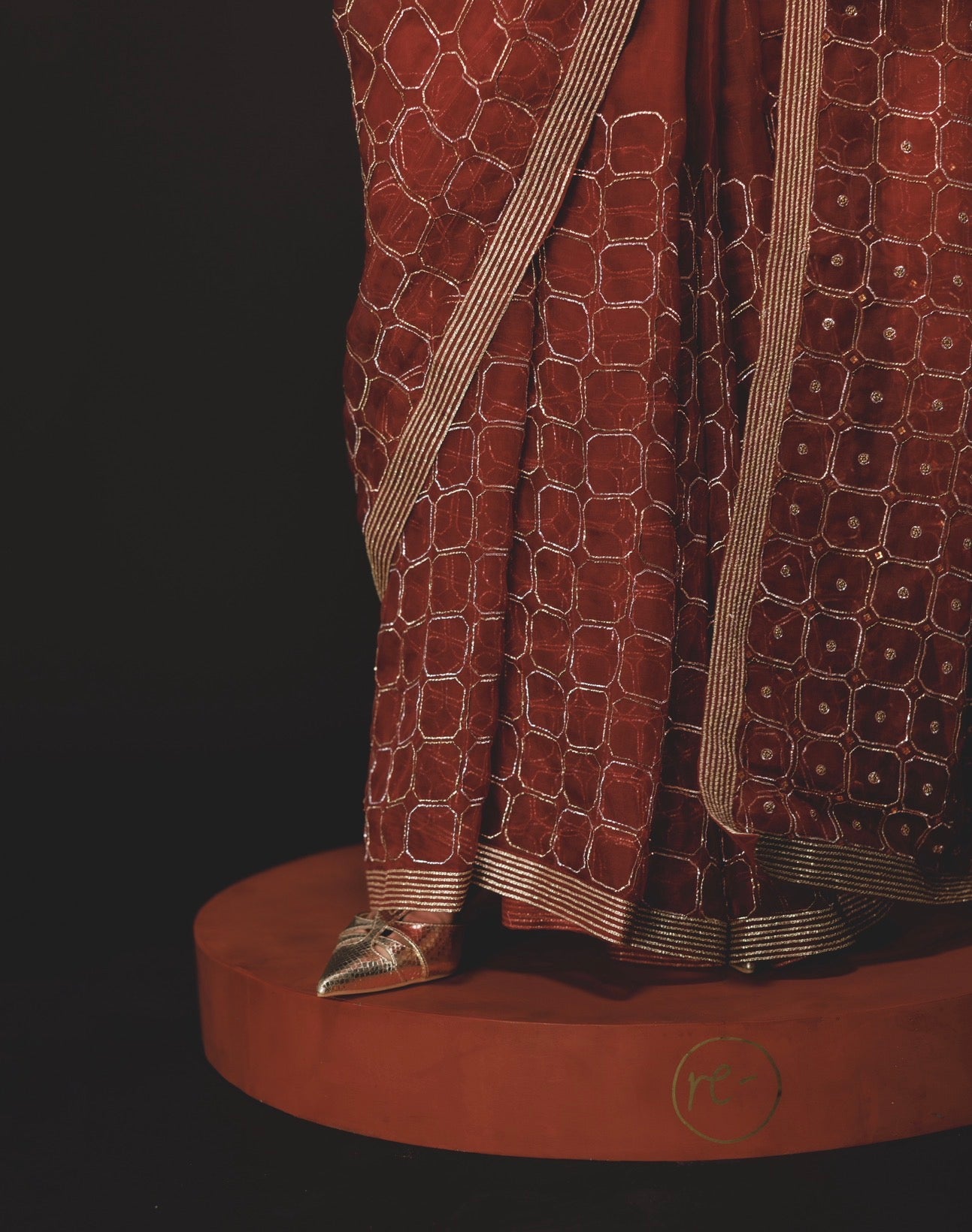 Chaukor saree set in Laal